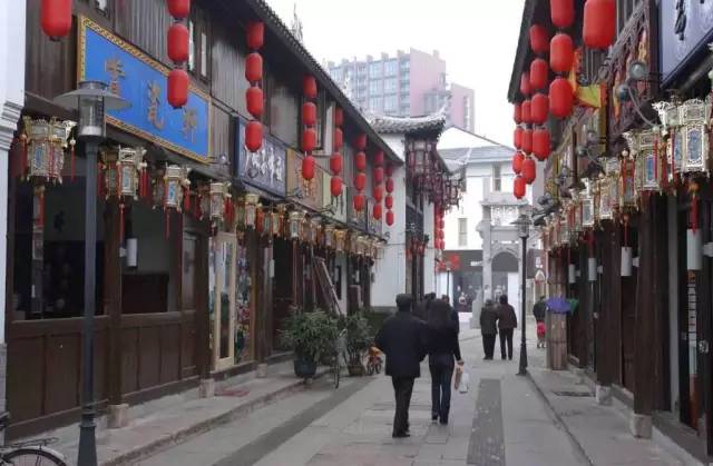 探秘小巷特色小店，预测未来热门传染与美食体验之旅