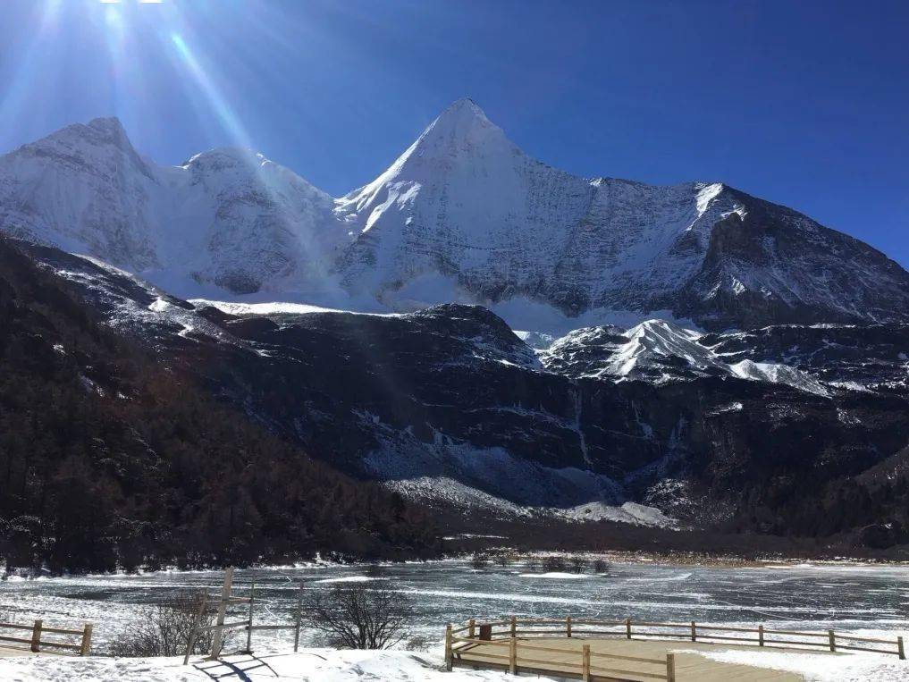 追寻内心平静之旅，12月五一稻城亚丁实时美景瞬间