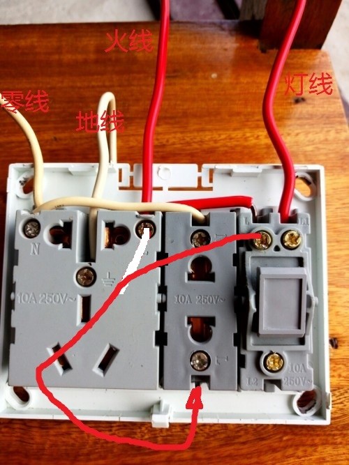 冰箱插座不断电，冰箱插头一插就断电,拔下来就亮了灯 